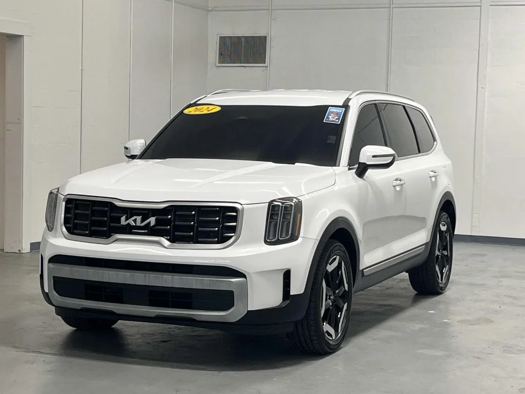 Used 2024 Glacial White Pearl Kia S FWD 3.8L V6 image 4