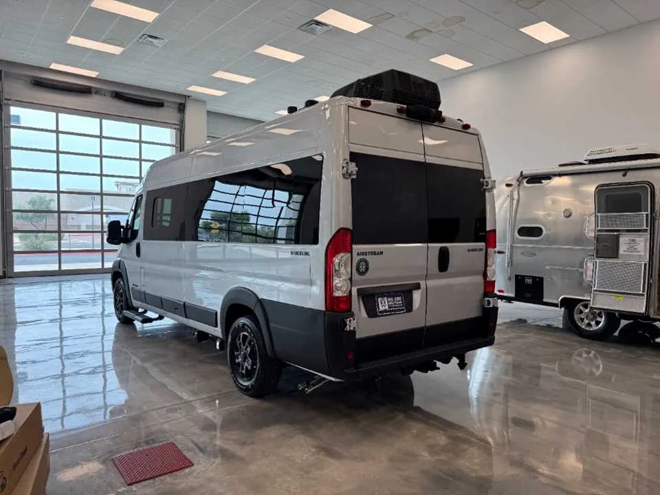 New 2027 BRIGHT SILVER METALLIC AIRSTREAM  image 3