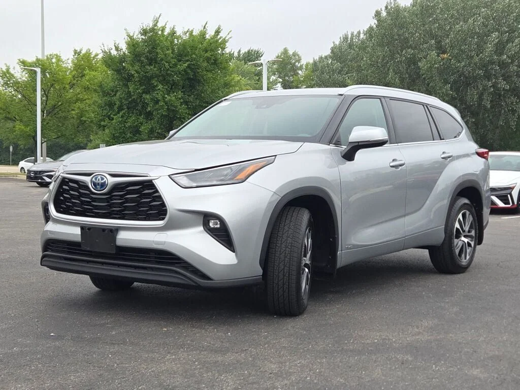 Used 2022 Silver Toyota XLE image 5