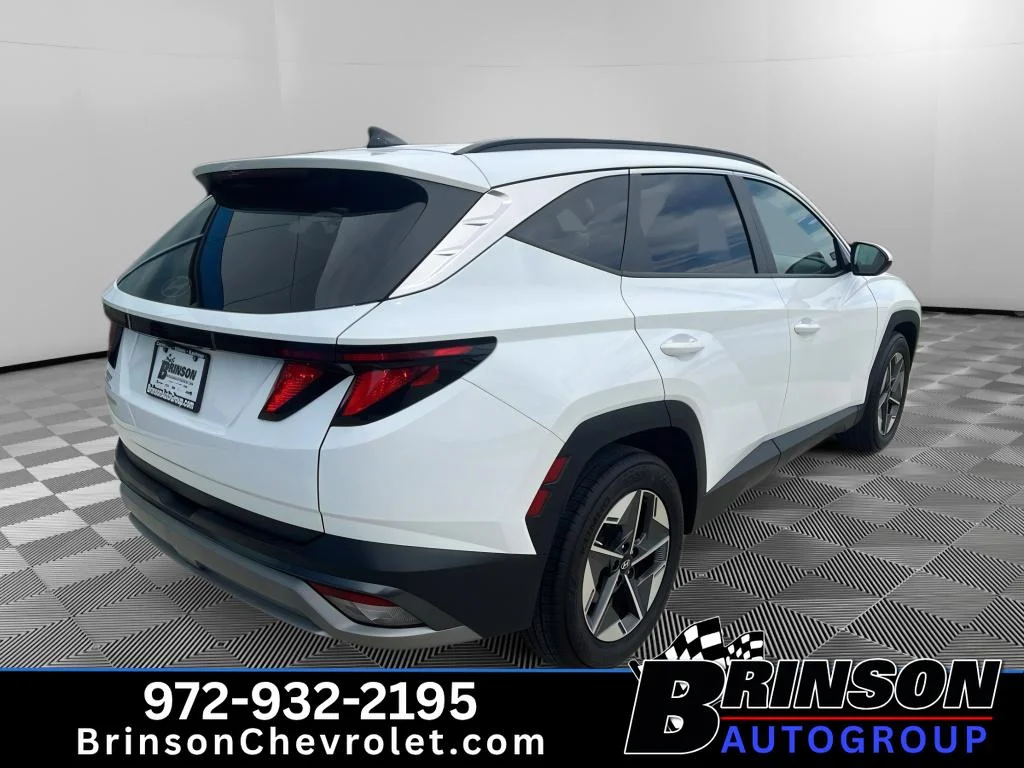 Used 2025 White Hyundai SEL image 5