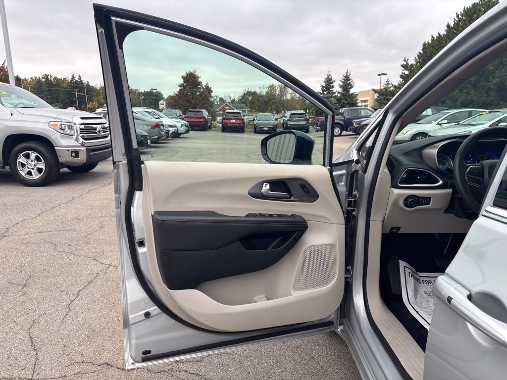 Used 2024 Silver Chrysler Touring L image 18