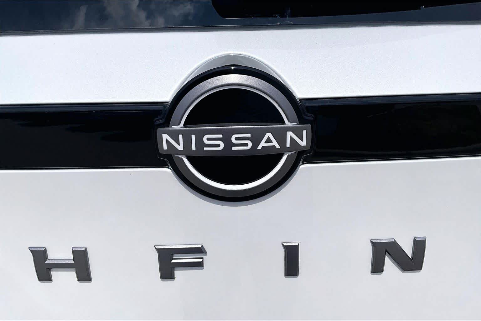 New 2026 Everest White Pearl TriCoat Nissan SL image 15