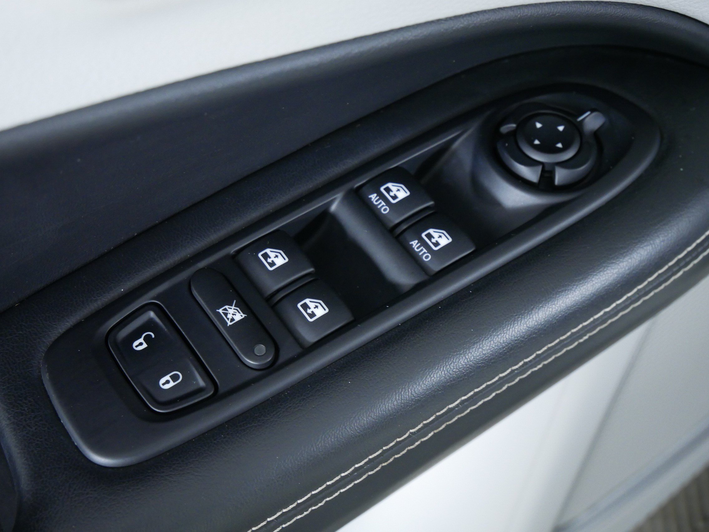 Used 2017 White Clearcoat Jeep Latitude image 20