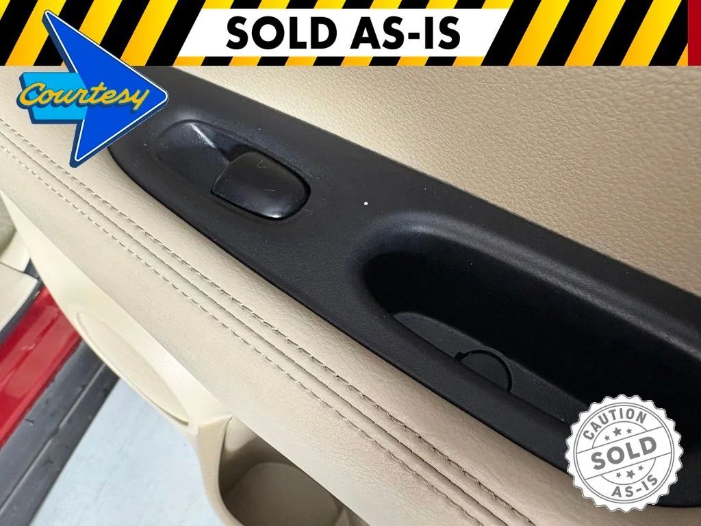 Used 2015 Red Nissan S image 16