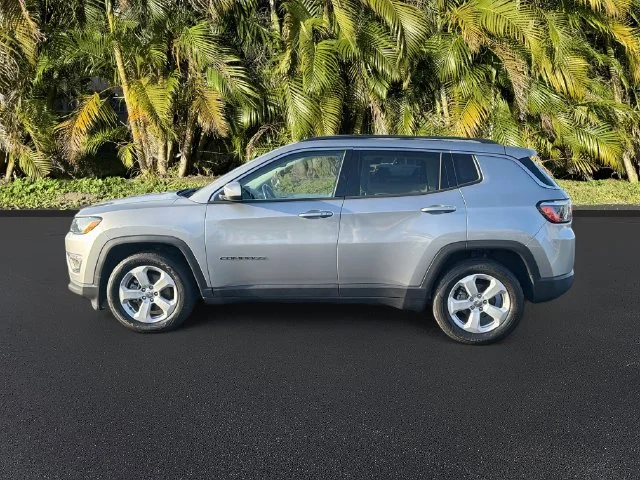 Used 2021 Silver Jeep Latitude image 9