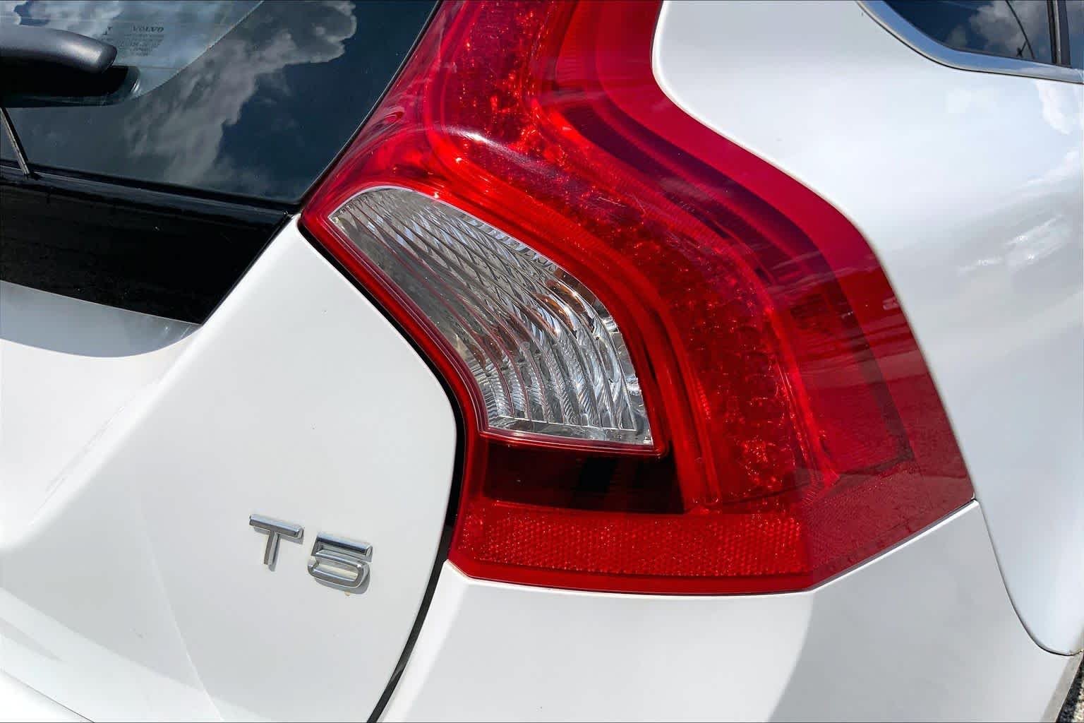 Used 2015 Crystal White Pearl Volvo T5 Drive-E Platinum image 30
