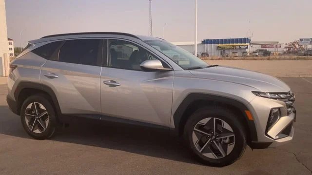 Used 2025 Silver Hyundai SEL image 3