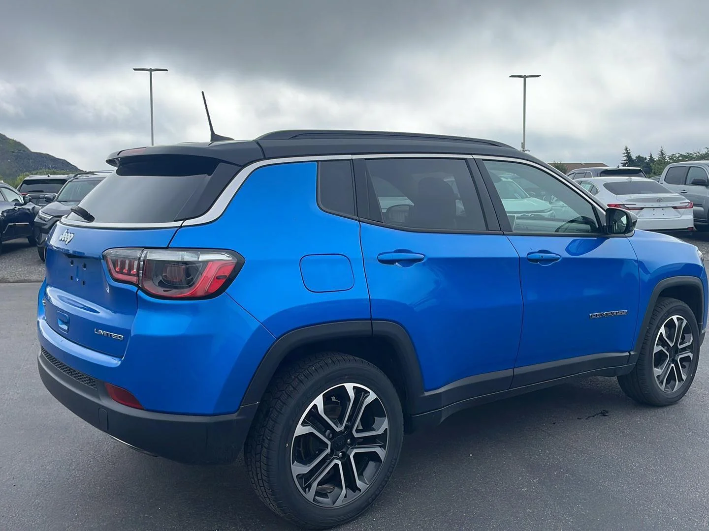 Used 2023 Laser Blue Pearlcoat Jeep Limited image 9