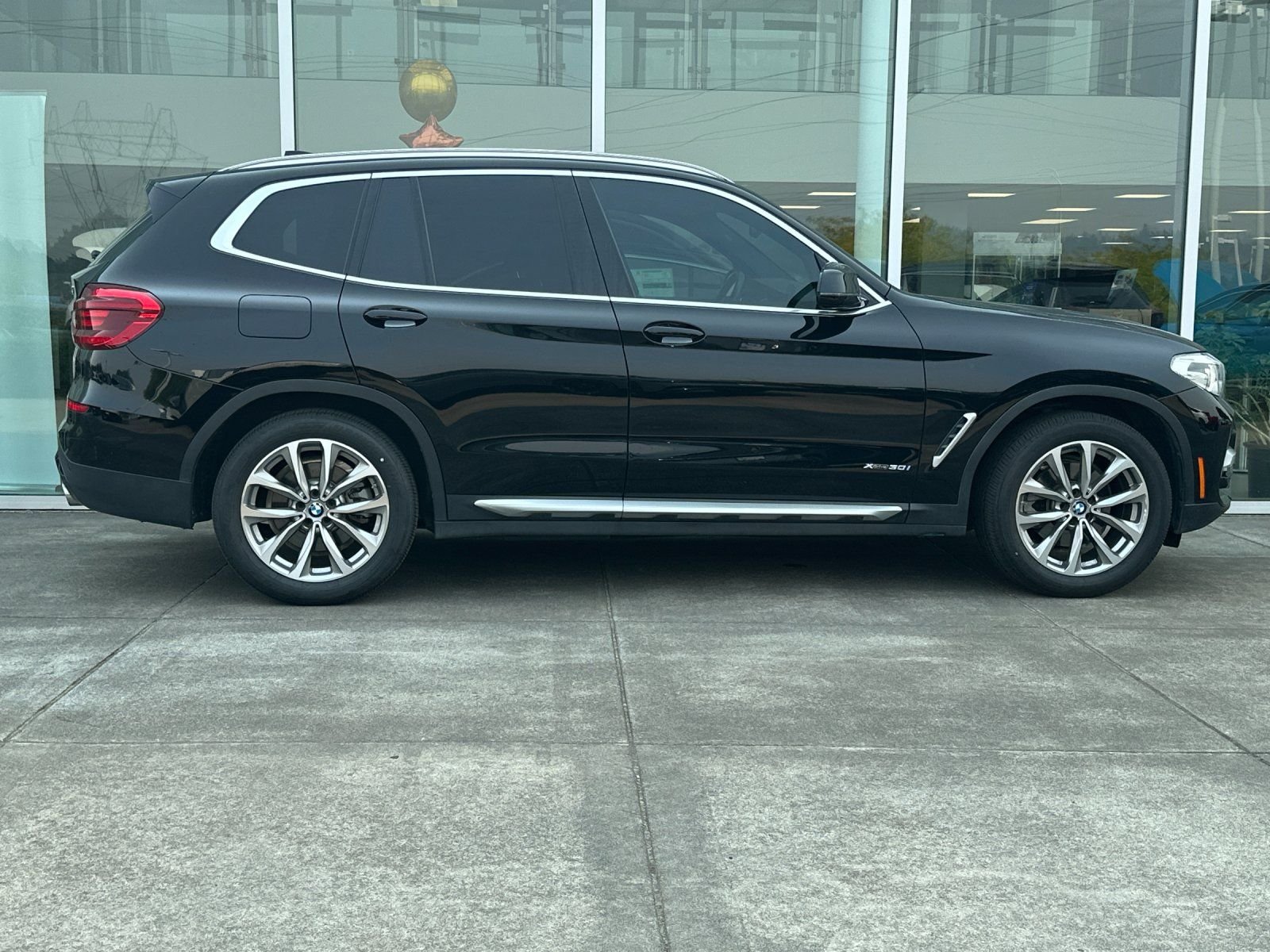 Used 2018 Jet Black BMW xDrive30i image 2