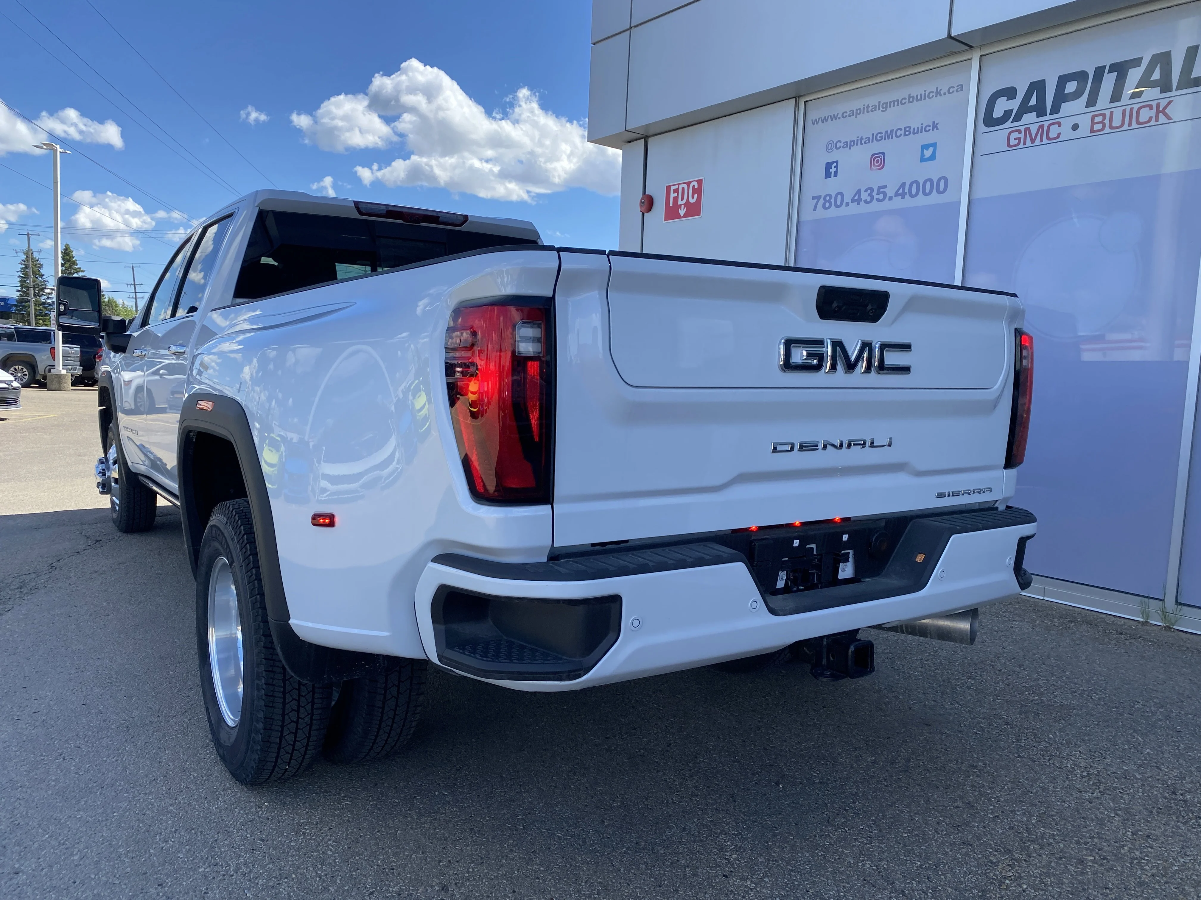 New 2026 GLACIER WHITE TRICOAT GMC Denali Ultimate image 5