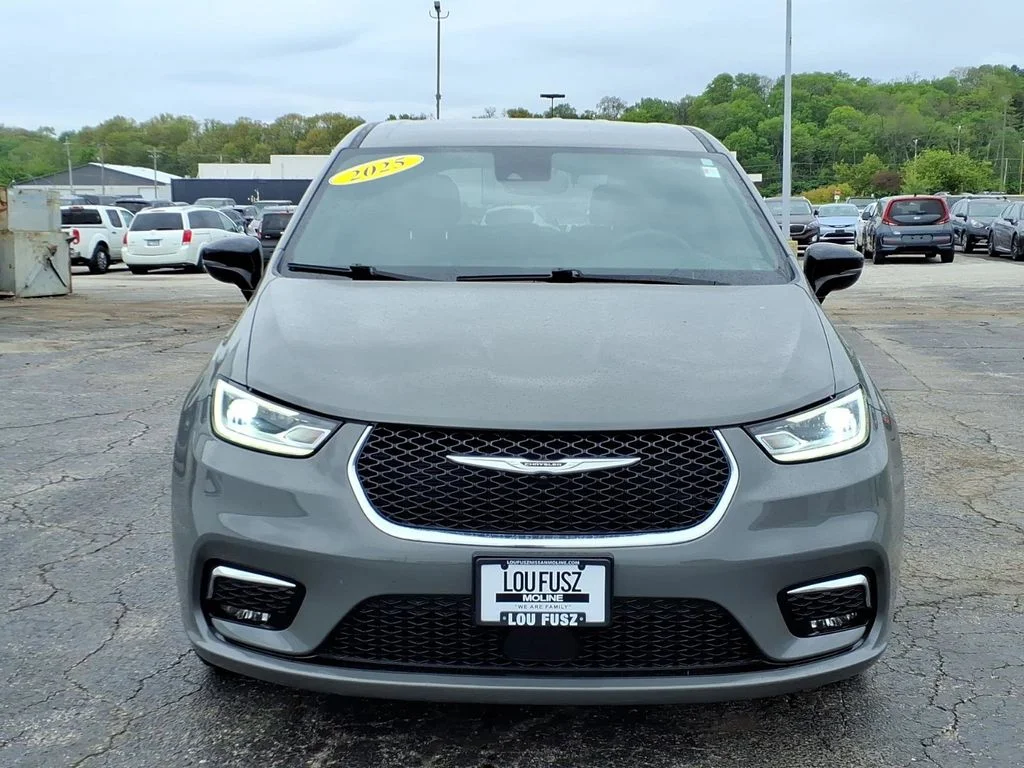 2025 Chrysler Pacifica Select - Photo 10