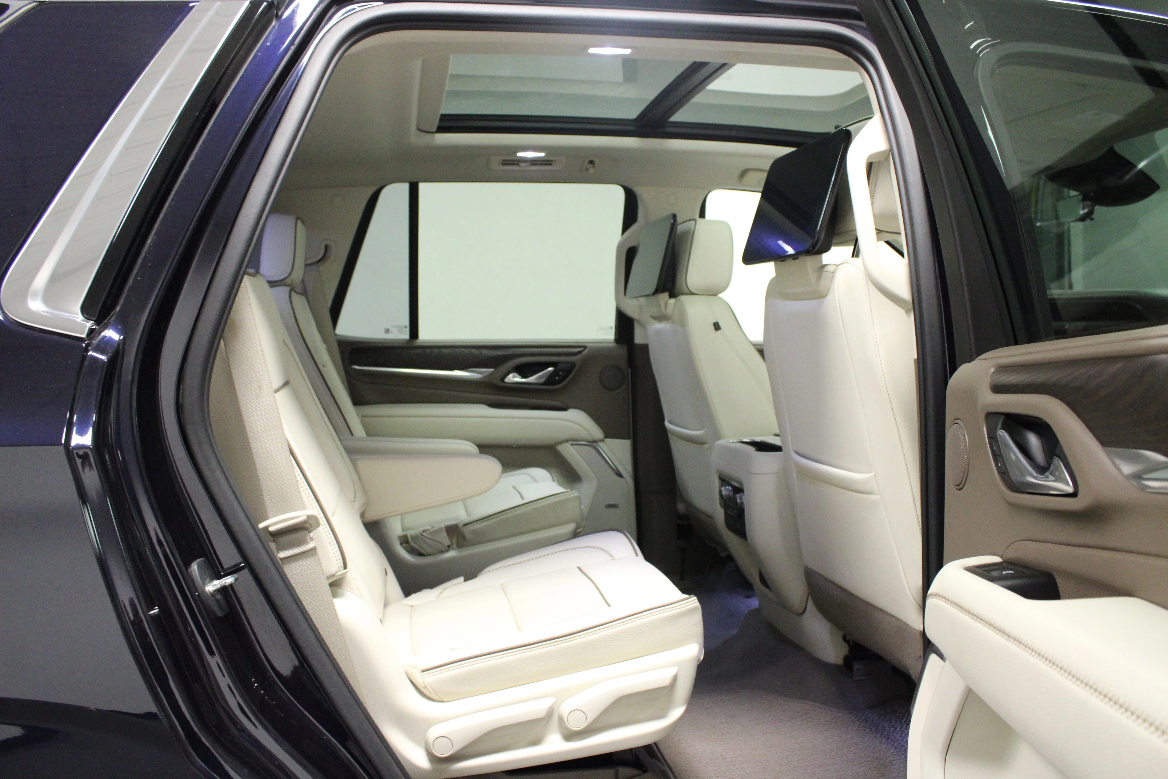 Used 2023 Midnight Blue Metallic GMC Denali image 17