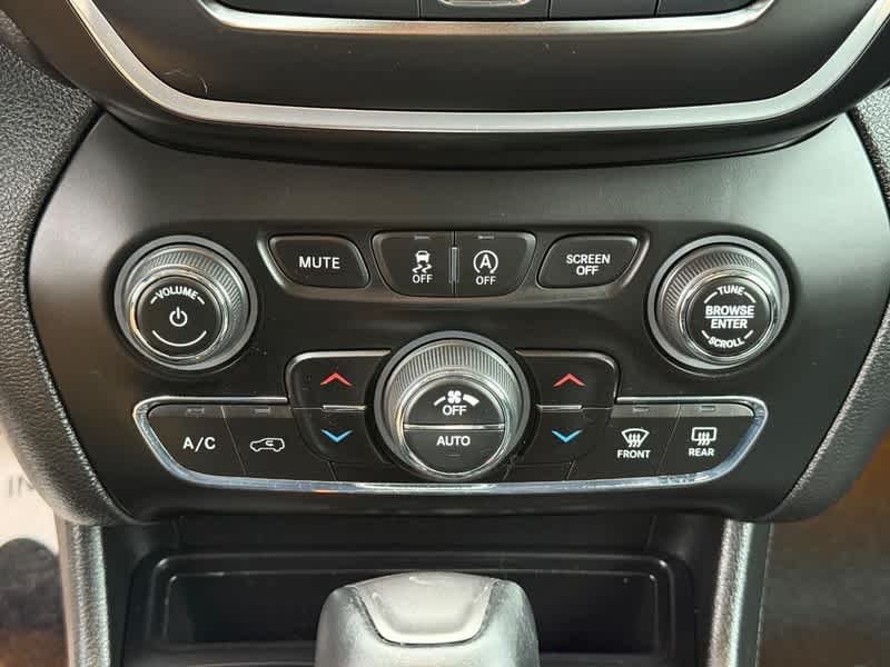 Used 2022 Diamond Black Crystal Pearlcoat Jeep Latitude Lux image 21