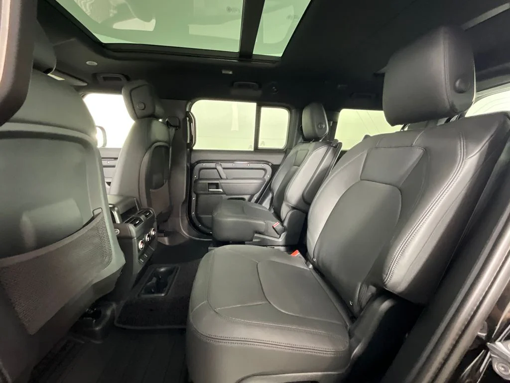 New 2026 Santorini Black Land Rover X-Dynamic SE image 5