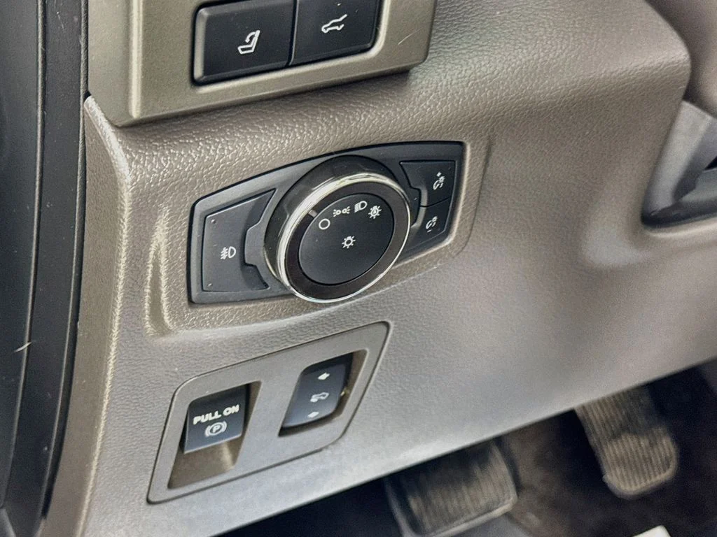Used 2018 White Platinum Clearcoat Metallic Ford XLT image 12