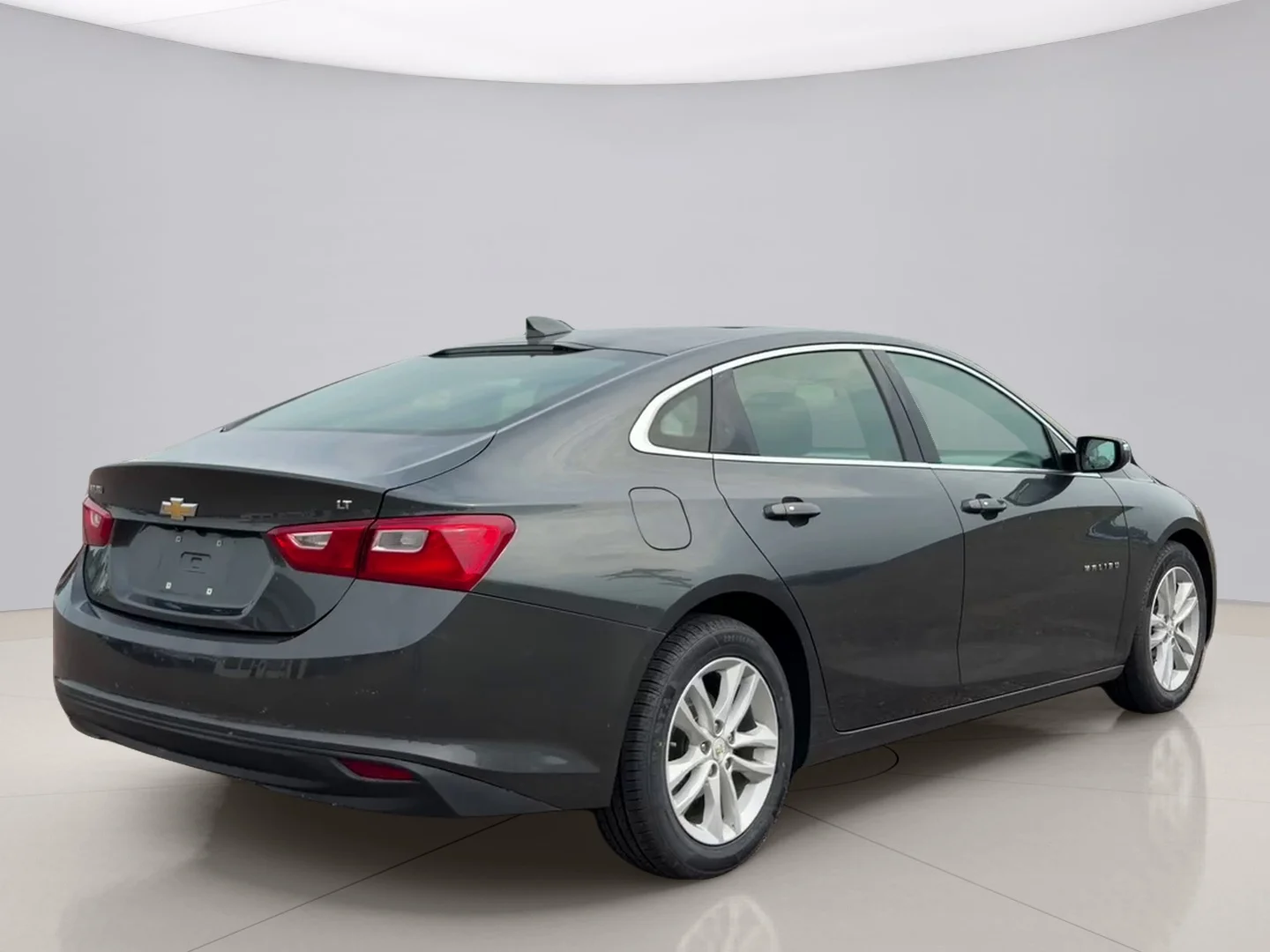 Used 2018 Gray Chevrolet LT image 5