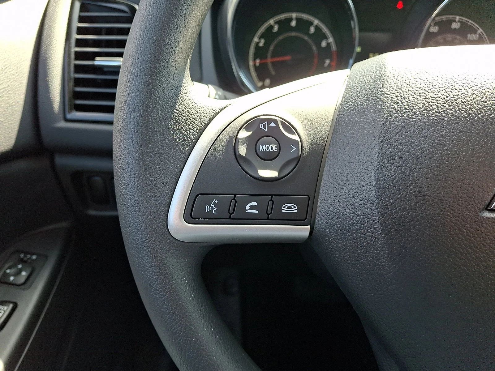 New 2027 White Mitsubishi 2.0 ES image 18