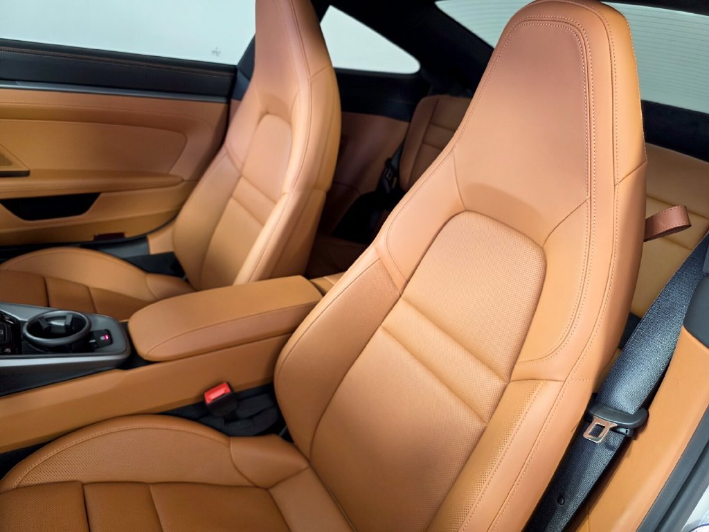 Used 2025  Porsche  image 11