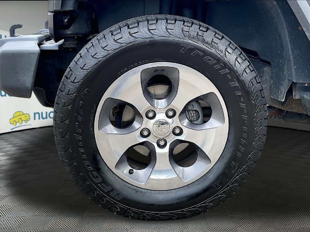Used 2017 Granite Crystal Metallic Clearcoat Jeep Sahara image 7