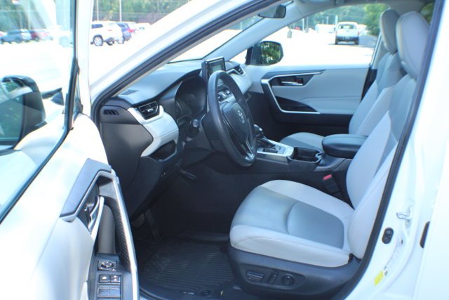 Used 2020 Super White Toyota XLE Premium image 13