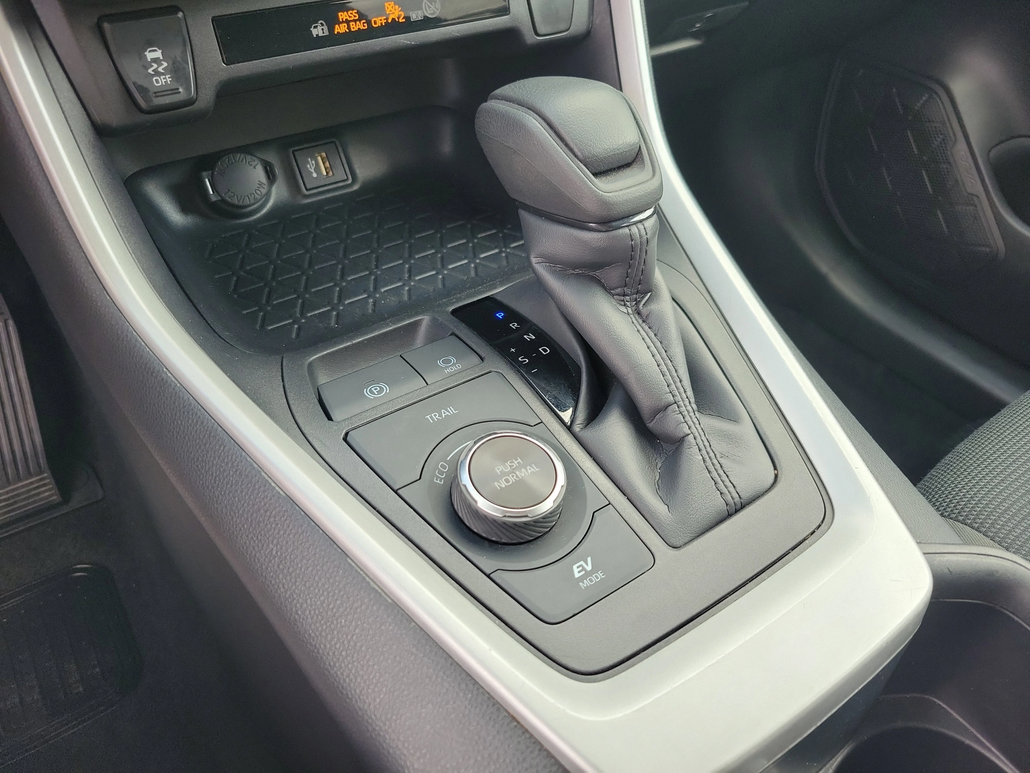 2025 Toyota RAV4 LE - Photo 13