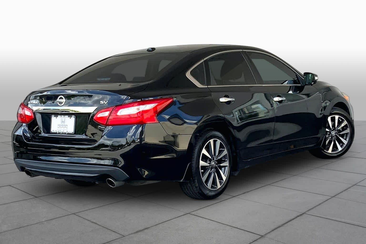 Used 2016 Super Black Nissan 2.5 SV image 13