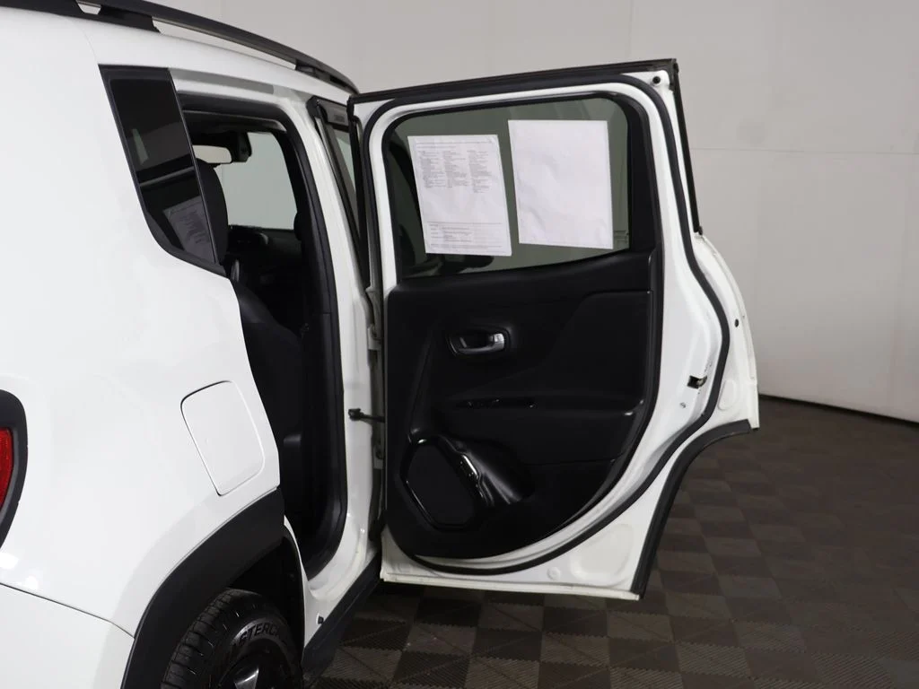 Used 2018 White Jeep Latitude image 19