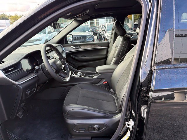 New 2026 Diamond Black Crystal Pearl-Coat Exterior Paint Jeep Altitude image 12
