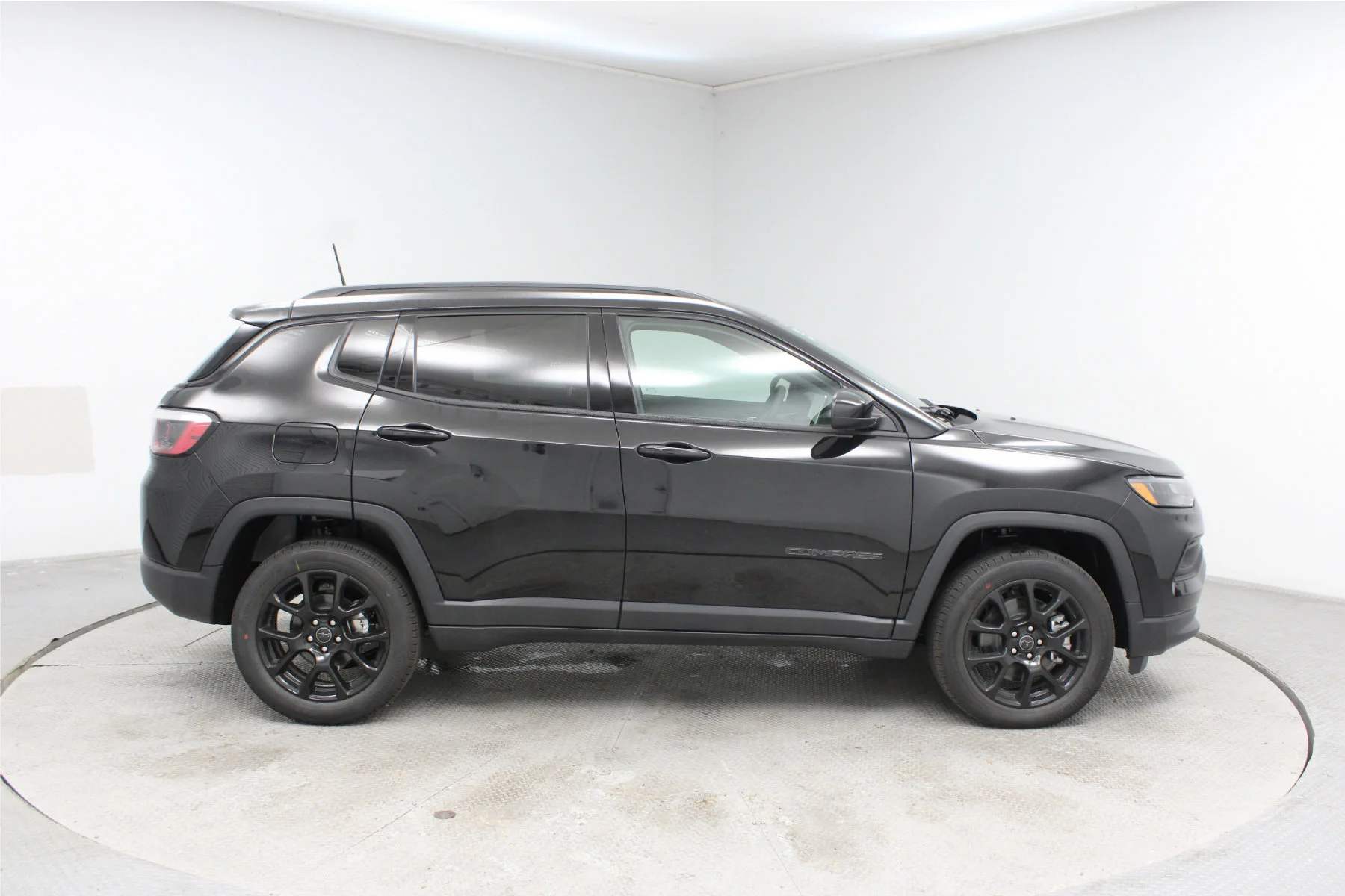 New 2026 Diamond Black Crystal Pearl-Coat Exterior Paint Jeep Latitude Altitude 4x4 image 27