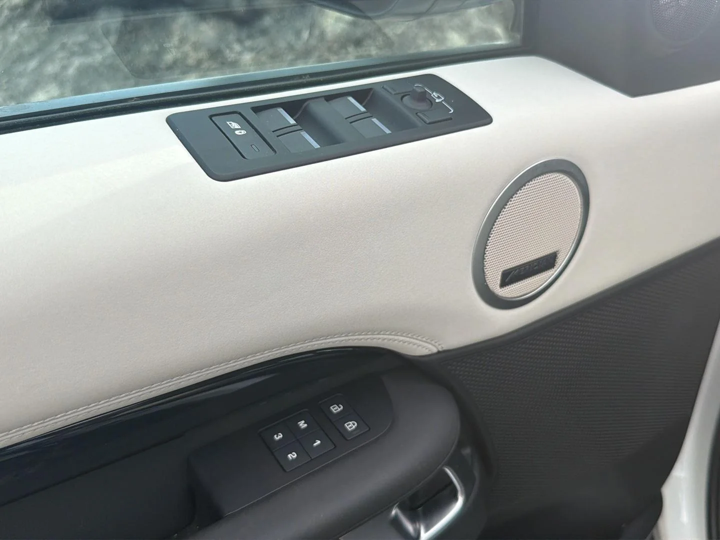 Used 2025  Land Rover S image 10