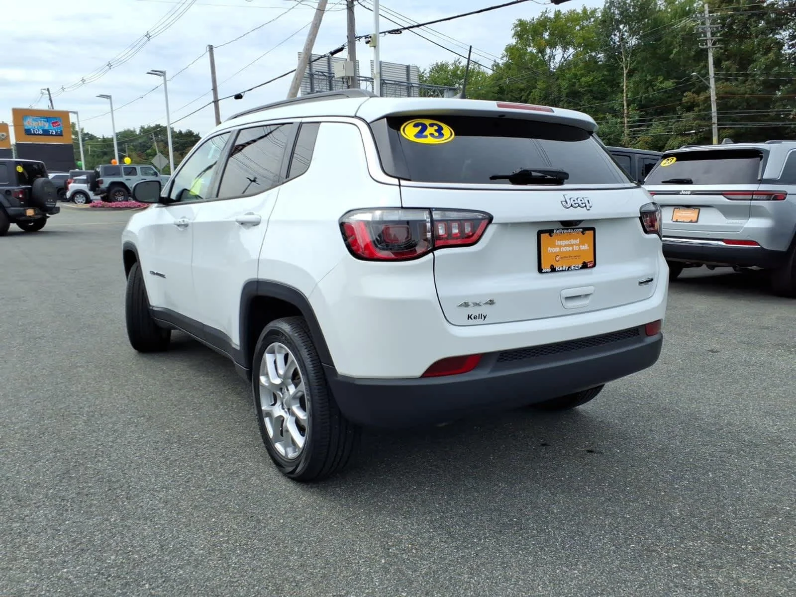 Certified Used 2023 Bright White Clearcoat Jeep Latitude Lux image 11