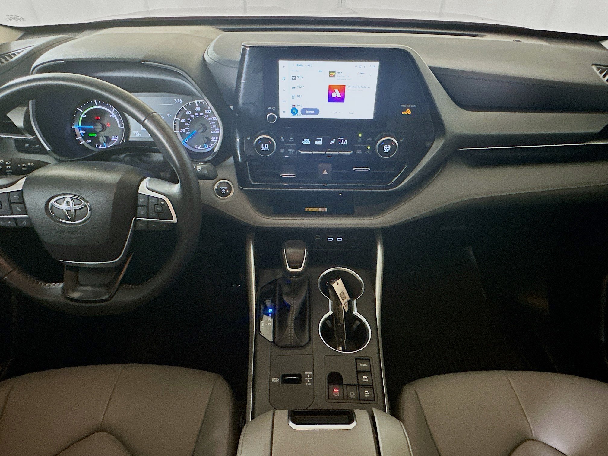 Used 2025 Pearl Toyota Hybrid XLE image 27