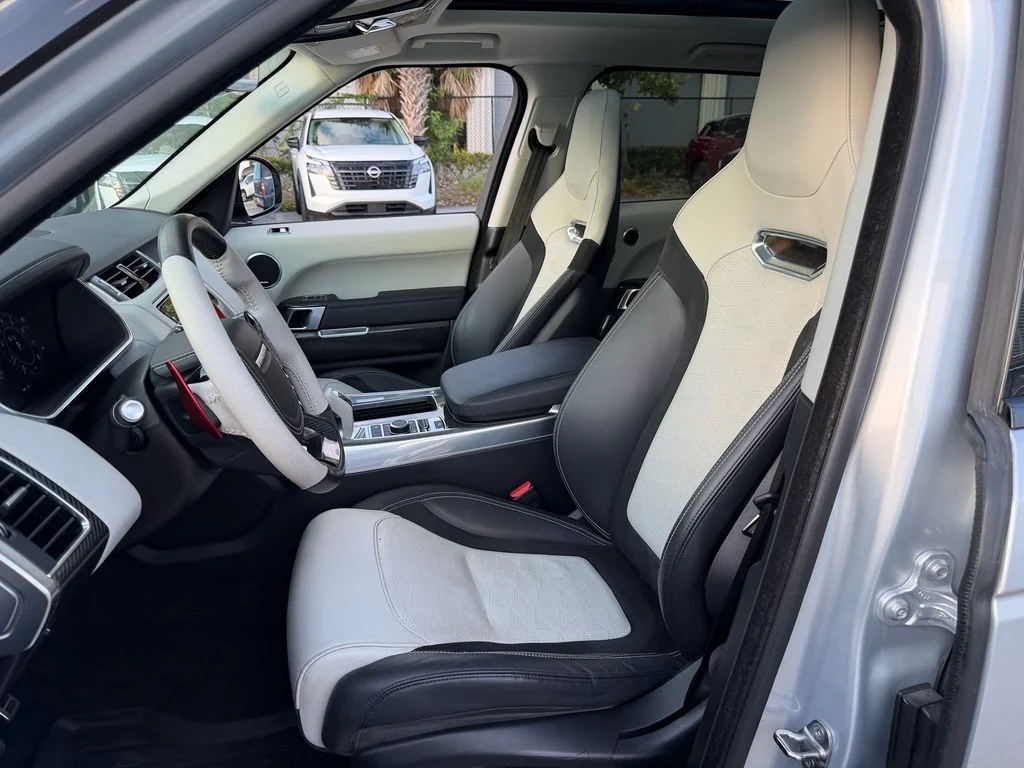 Used 2019  Land Rover SVR image 10