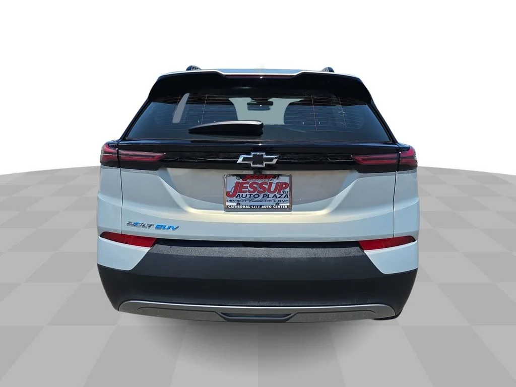 Used 2023 Silver Flare Metallic Chevrolet LT image 7