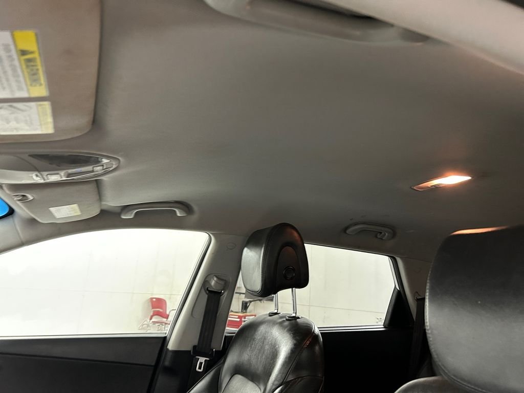 Used 2019 White Hyundai SE image 25