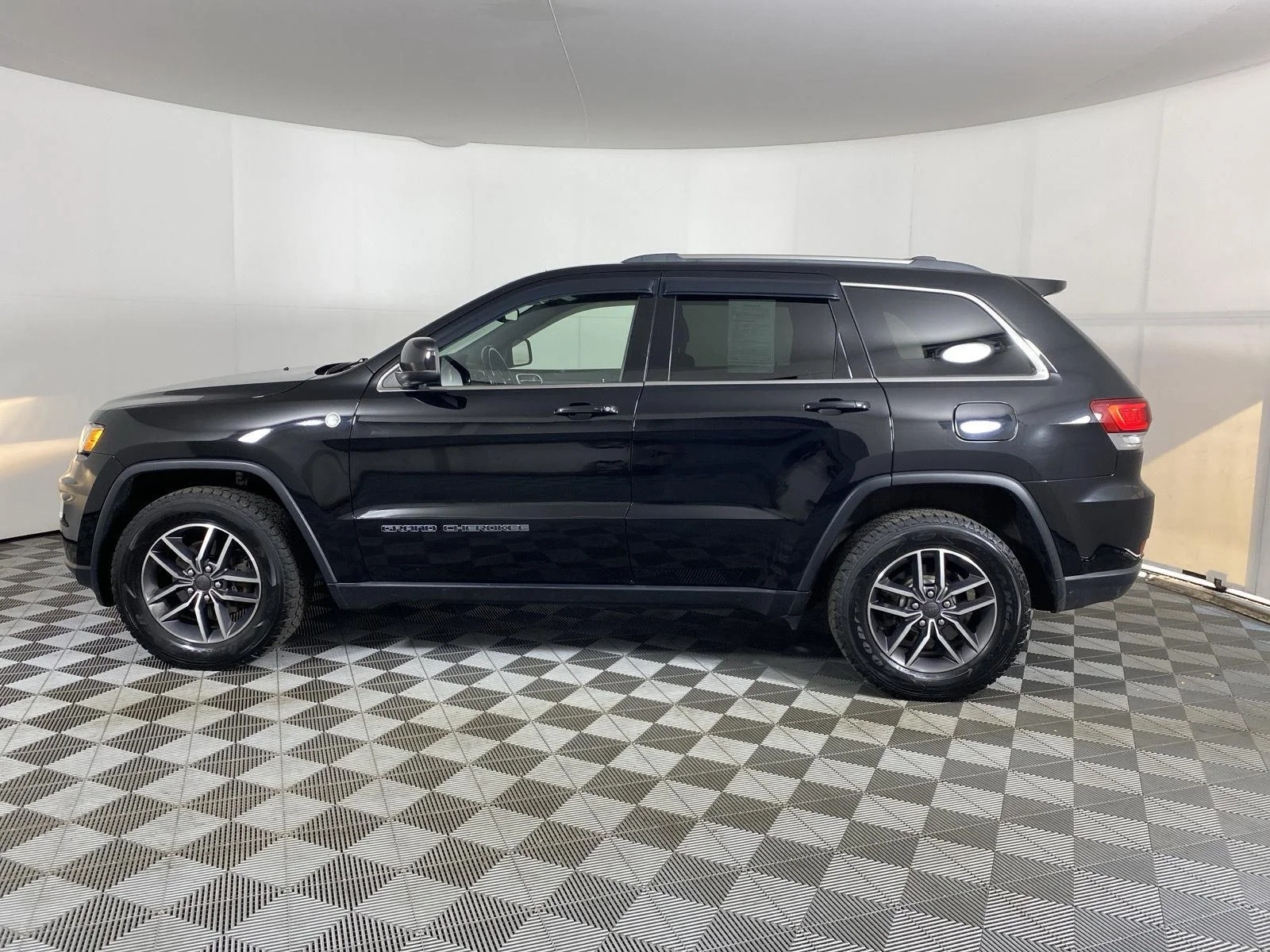 Used 2020 Diamond Black Crystal Pearlcoat Jeep North image 12