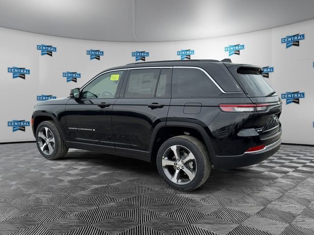 New 2026 Diamond Black Crystal Pearl-Coat Exterior Paint Jeep Limited image 3