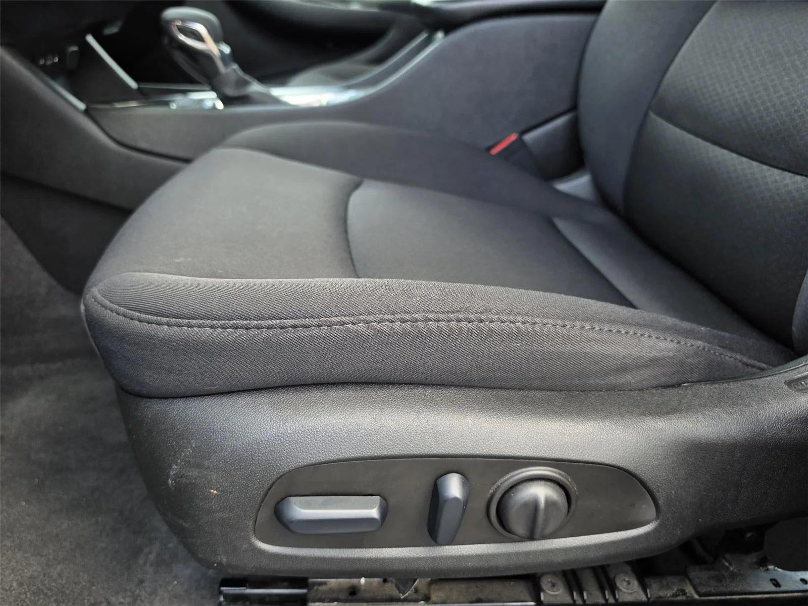 Used 2024 Summit White Chevrolet LT image 16