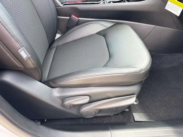 New 2026 White Jeep Latitude image 13