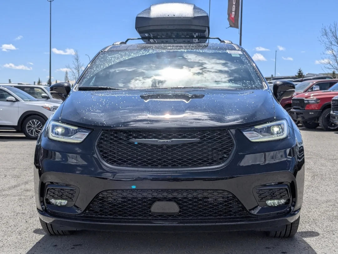 New 2026 Black Chrysler Select - - FWD - 360 Camera - FAV Edition - Power Liftgate - Remote Start & More! image 3