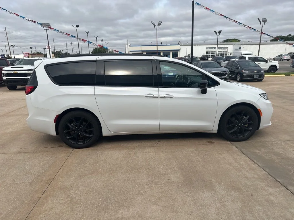 Used 2025 White Chrysler Limited image 38