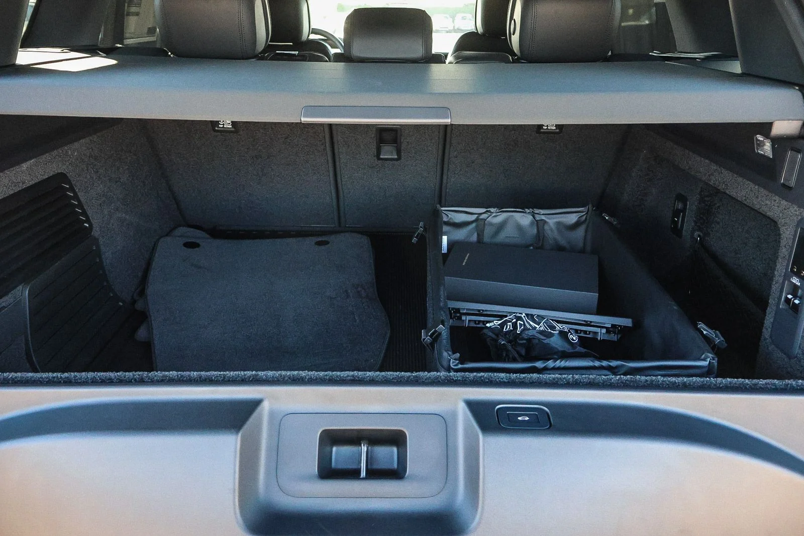 New 2026 Fuji White Land Rover SE image 27