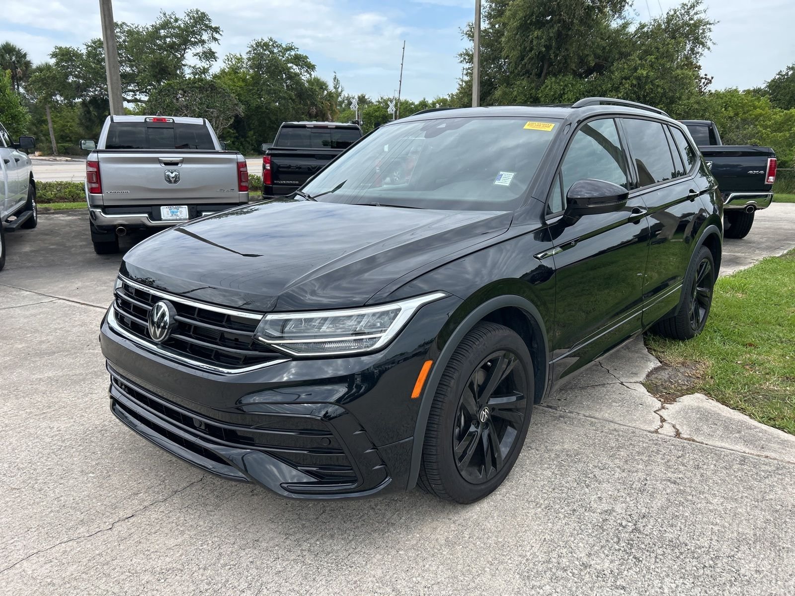 2024 Volkswagen Tiguan 2.0T SE R-Line Black's photo