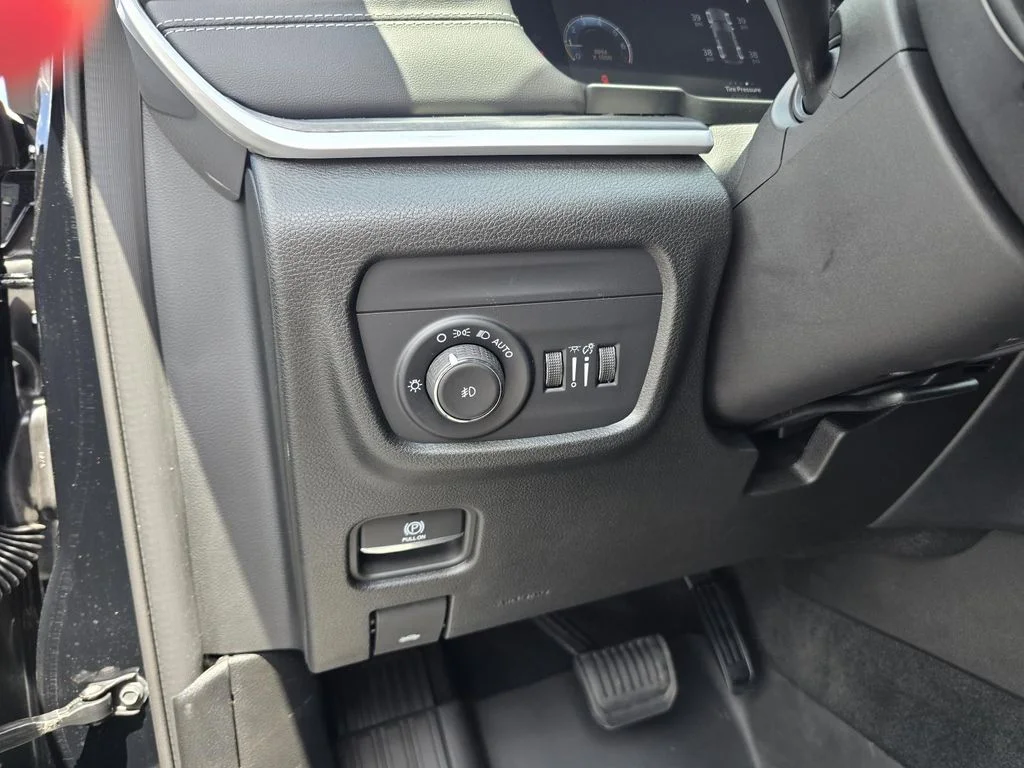 Used 2023 Diamond Black Crystal Pearlcoat Jeep Limited image 20