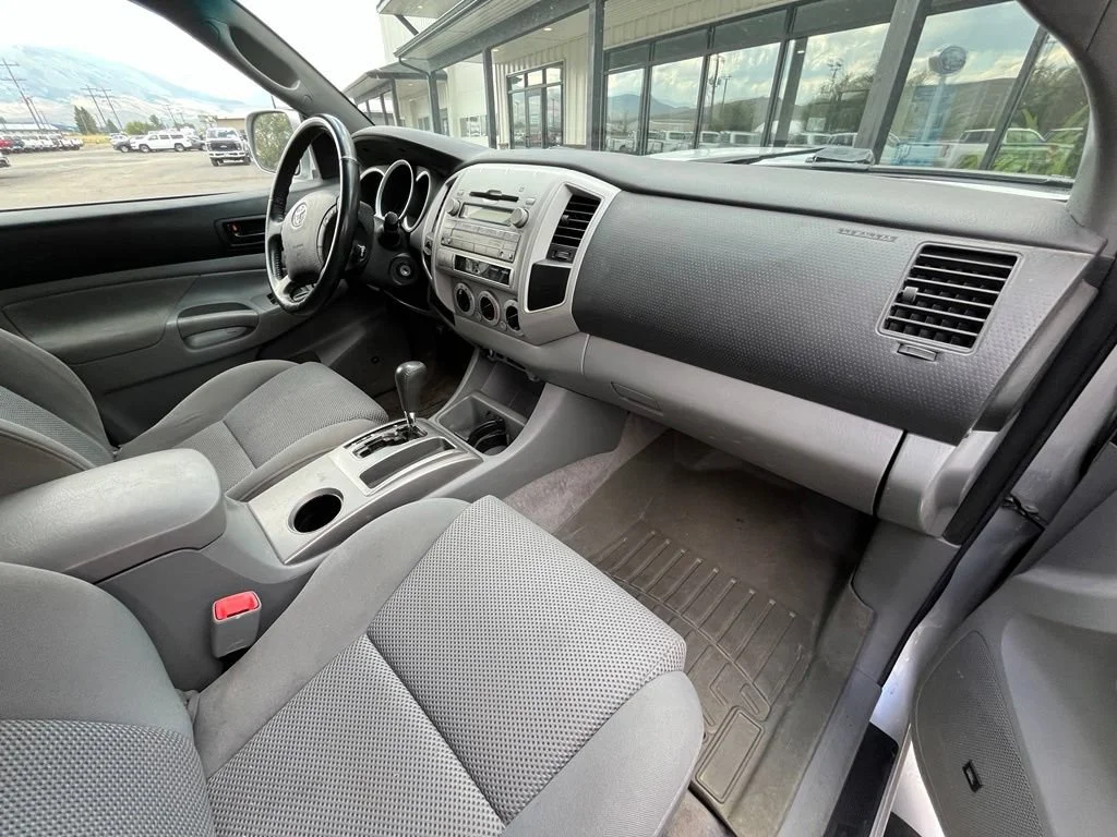 Used 2009 Silver Toyota BASE image 17