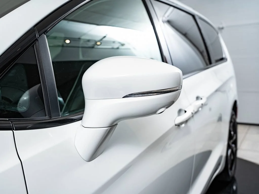 Used 2022 Bright White Clearcoat Chrysler Limited image 17