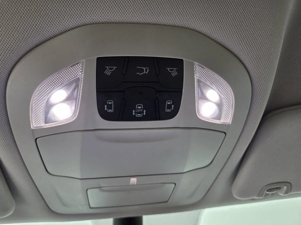 Used 2023 Brilliant Black Crystal Pearlcoat Chrysler Touring L image 18