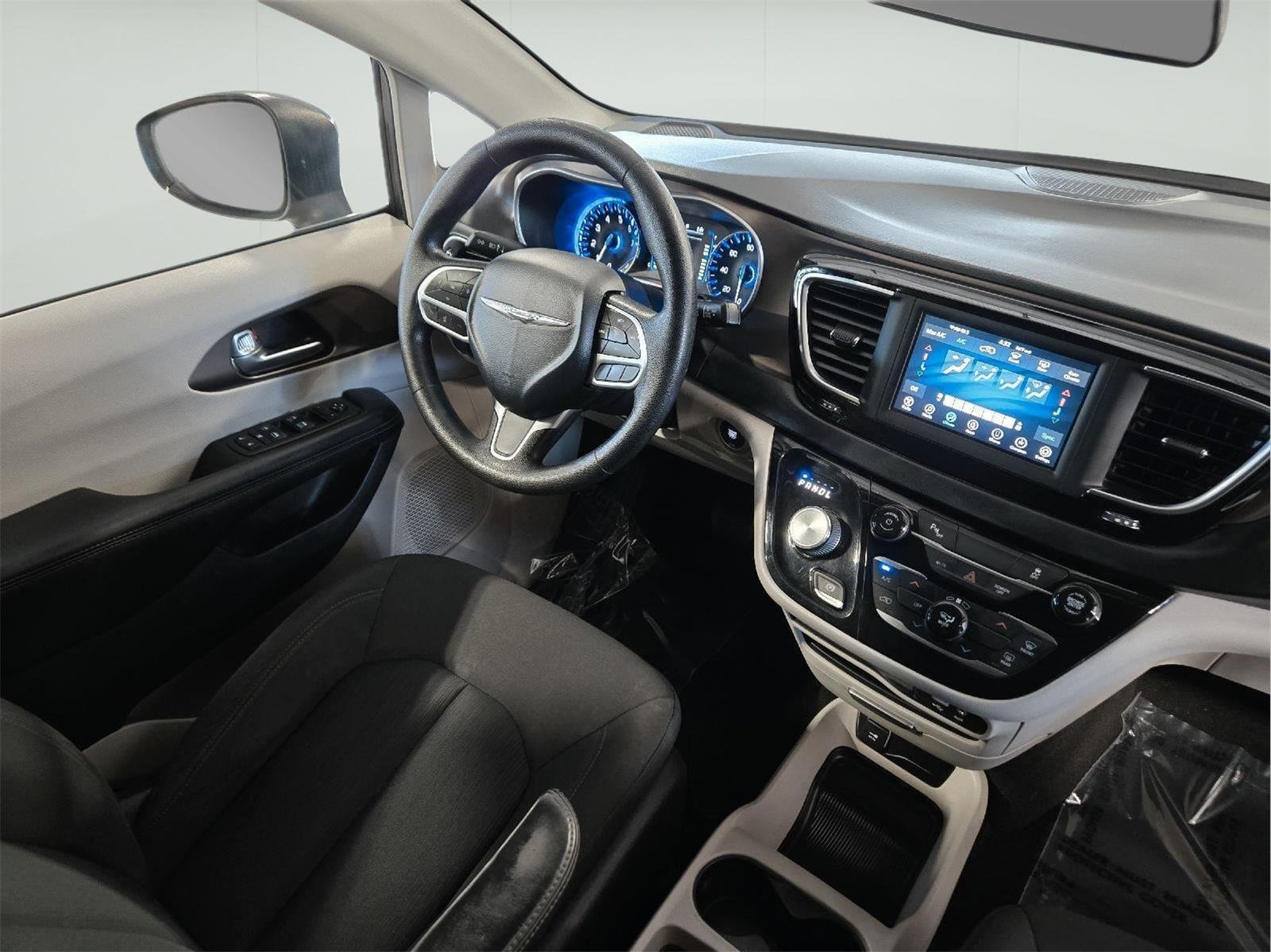Used 2019 Granite Crystal Metallic Clearcoat Chrysler L image 45