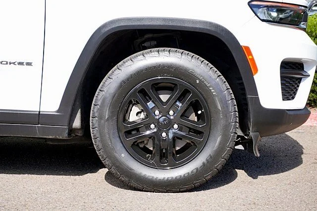 Used 2023 White Jeep Laredo image 7