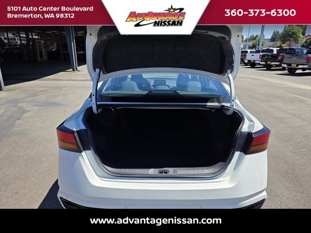 Used 2025 WHITE Nissan S image 5
